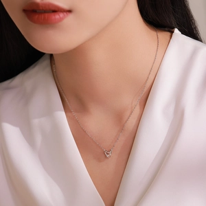 Collier cœur en argent sterling 925 minimaliste porté par un mannequin sur soie