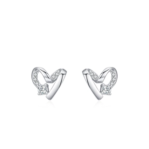 Elegant S925 sterling silver heart-shaped stud earrings with sparkling cubic zirconia