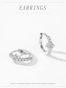 Vue détaillée de boucles d'oreilles étoile en argent S925 avec pavé de zircons fins