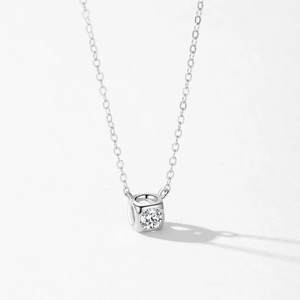 Collier géométrique carré en argent S925 avec pendentif scintillant en zircone cubique