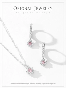 Détail du collier avec pendentif fleur rose et boucles d'oreilles en argent S925