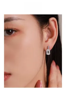 Nahaufnahme eines 925er Silber-Ohrrings mit Sternenmotiv und Zirkonia am Ohr des Models