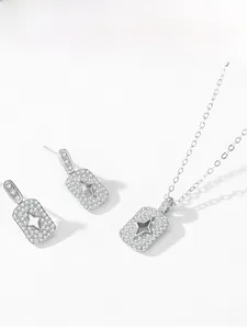 Détail du collier avec pendentif étoile rectangulaire en argent 925 et boucles d'oreilles