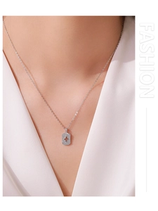 Gros plan du collier pendentif rectangulaire étoile avec zircons sur le cou d'une femme