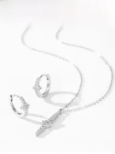 Gros plan sur l'ensemble de bijoux en argent S925 avec pendentifs étoile brillants