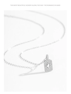 Gros plan d'un collier pendentif étoile en argent 925 serti de zircons cubiques