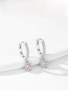 Détail des boucles d'oreilles en argent S925 avec pendentifs fleur en zircon rose