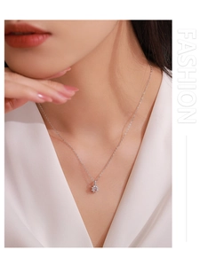 Collier en argent S925 avec pendentif fleur rose porté par un mannequin sur chemise blanche