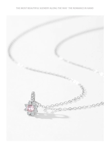 Vue détaillée du pendentif tournesol rose en argent S925 serti de cristaux brillants