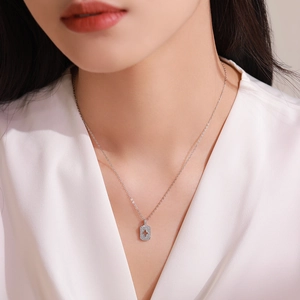 Collier en argent S925 avec pendentif étoile et zircons porté par un mannequin