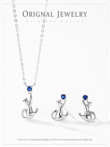 Détail de la parure chat en argent sterling 925 avec pierres précieuses bleu foncé