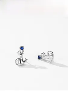 Détail de boucles d'oreilles chat en argent sterling 925 avec zircon bleu sur fond blanc