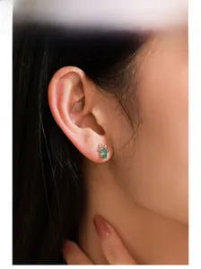 Gros plan sur les boucles d'oreilles renne avec pierre verte en argent 925 poli