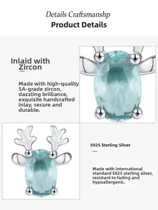 Détail macro de boucles d'oreilles élan en argent 925 avec zircons bleu clair 5A