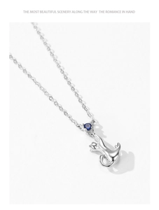 Vue détaillée d'un pendentif chat en argent 925 avec une pierre précieuse bleue brillante