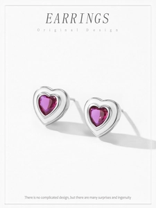 Vue détaillée des boucles d'oreilles cœur en argent 925 avec pierre rose