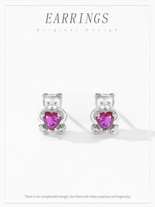 Gros plan détaillé de boucles d'oreilles ours en argent 925 avec pierres coeur rouge