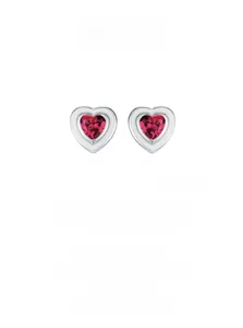 Détail des boucles d'oreilles en argent 925 avec cœur en corindon rouge facetté