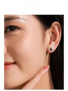 Gros plan d'un mannequin portant une boucle d'oreille en argent 925 avec gemme rouge