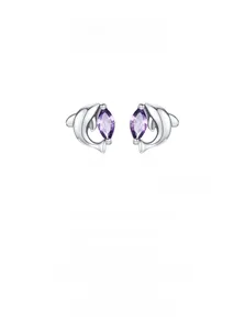 Détails macro de boucles d'oreilles dauphin en argent S925 et pierres violettes