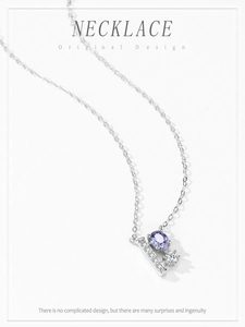 Gros plan d'un collier en argent 925 avec pierre bleue ovale et pendentif géométrique