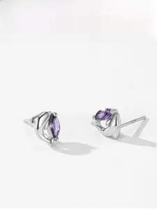 Gros plan de boucles d'oreilles dauphin en argent S925 serties de pierres mauves