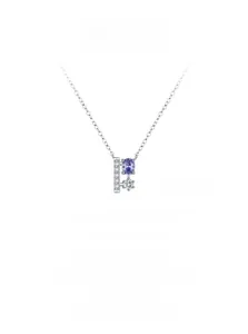 Détail macro du collier en argent 925 avec diamants pavés et pendentif gemme violette
