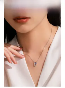 Gros plan du collier en argent S925 avec pendentif géométrique violet sur mannequin
