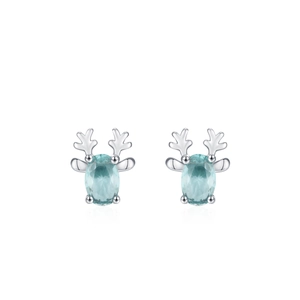 Boucles d'oreilles renne en argent 925 avec pierres ovales bleu clair sur fond blanc