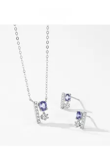 Détail d'une parure en argent 925 avec pierres précieuses ovales violettes et zircons