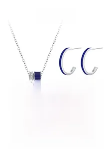 Vue détaillée du collier cylindre en argent 925 et boucles d'oreilles en émail bleu en C