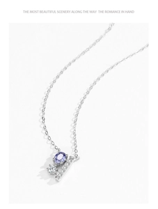 Gros plan d'un collier en argent 925 avec pierre violette ovale et pendentif géométrique