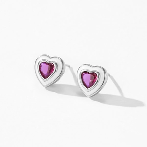 Boucles d'oreilles cœur en argent 925 avec pierre rouge rubis sur fond blanc