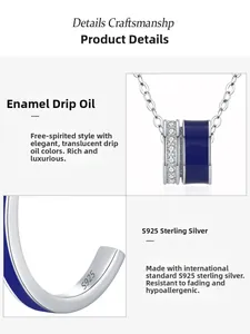 Détail macro du collier en argent S925 avec émail bleu et incrustation de zircon