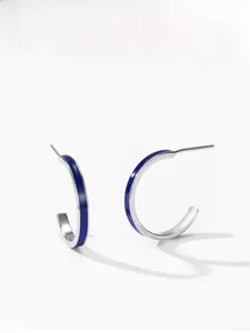 Détails des créoles en argent 925 en forme de C avec émail bleu marine sur fond blanc