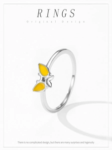 Détail de la bague papillon en argent avec ailes en émail jaune et anneau fin poli