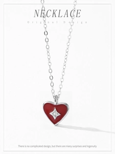 Macro della collana in argento 925 con ciondolo a cuore in smalto rosso e stella lucida