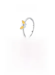 Détail d'une bague en argent S925 avec papillon en émail jaune et poinçon métallique