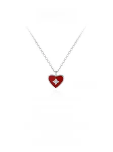 Dettaglio del ciondolo a cuore in smalto rosso con stella su catena in argento 925