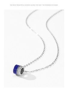 Détail du collier en argent S925 avec pendentif cylindre en émail bleu et zircons