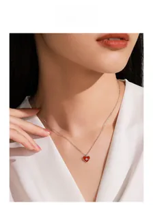 Dettaglio del modello che indossa la collana in argento S925 con cuore in smalto rosso