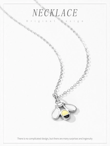 Vue détaillée du pendentif abeille en argent S925 avec ailes blanches et rayures jaunes