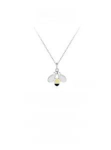 Détail d'un pendentif abeille en argent S925 avec des ailes blanches et de l'émail