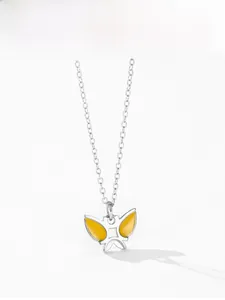 Gros plan du pendentif papillon en argent 925 avec finition en émail jaune vif
