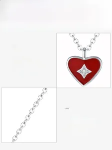 Dettaglio del ciondolo a cuore in smalto rosso in argento 925 con zircone lucido