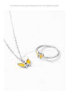 Détail de la bague et du collier papillon en argent 925 avec émail jaune brillant