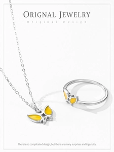 Détail de la parure en argent avec papillons en émail jaune et design géométrique