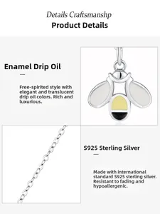 Vue détaillée du pendentif abeille en argent S925 avec technique d'émaillage à la goutte