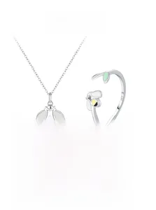 Détail d'un ensemble de bijoux abeille en argent 925 avec émail coloré élégant