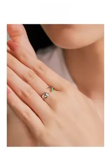 Détail d'une bague ajustable en argent 925 avec motifs d'abeille en émail et feuille verte